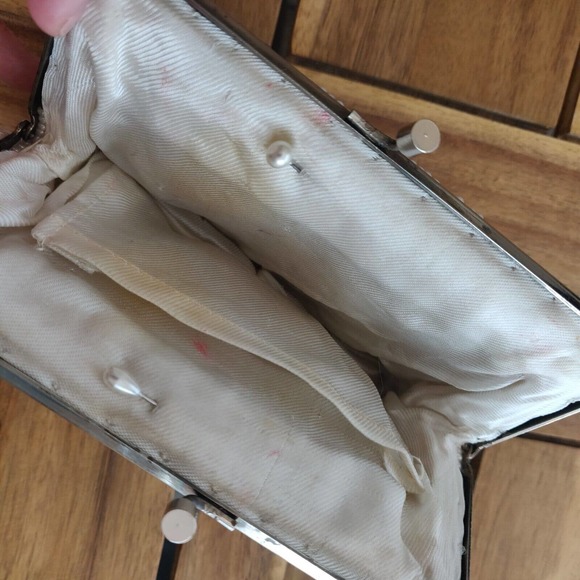 Vintage 1970’s Handbag Clutch White Beaded Chain Small. - Picture 5 of 6